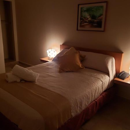 Hotel La Pequena Valencia Bagian luar foto